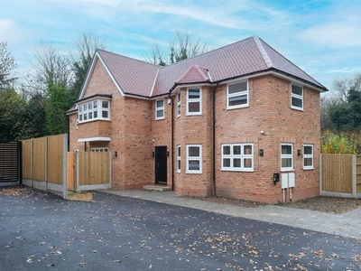 4 bedroom detached house to rent Slough, SL1 2DH