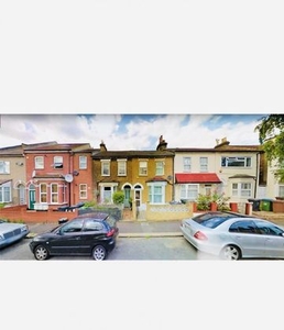4 bedroom terraced house to rent London, E18 1LD