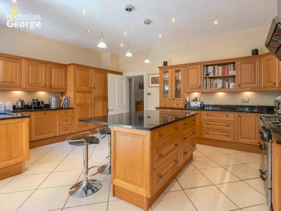 7 Bedroom Detached House For Sale