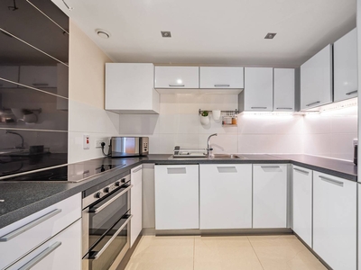 Flat in Agate Close, Park Royal, NW10