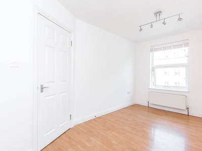 Flat in Fonthill Road, Finsbury Park, N4