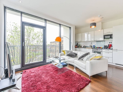 Flat in Lumiere Apartments, St Johns Hill, St John's Hill, SW11