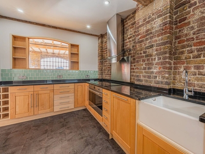 Flat in Wapping High Street, Wapping, E1W