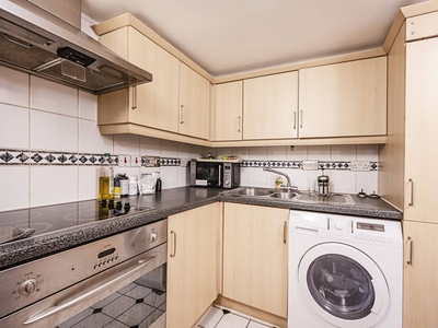 Flat in Prescot Street, City, E1