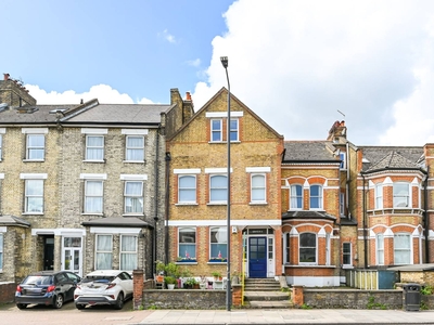 Flat in Trinity Road, Tooting Bec, SW17