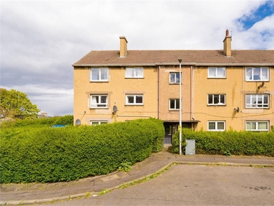 2 bed top floor flat for sale in Leith Links