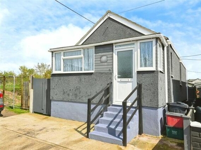 2 Bedroom Bungalow For Sale In Clacton-on-sea, Essex