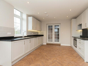 2 Bedroom Flat For Rent In Shepperton
