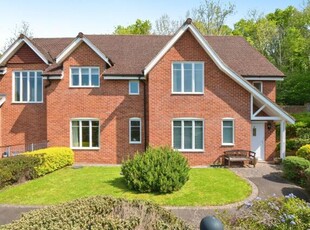 2 Bedroom Flat For Sale In Romsey, Hampshire