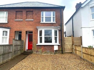 3 Bedroom Semi-detached House For Rent In Beaconsfield