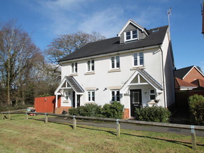 3 Bedroom Semi-detached House For Rent In Sindlesham, Wokingham