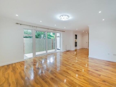 4 Bedroom Detached House For Sale In London