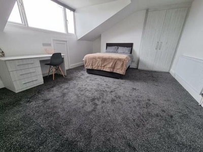 4 Bedroom Flat For Rent In Hyde Park, Leeds
