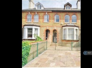 5 Bedroom Semi-detached House For Rent In Caterham