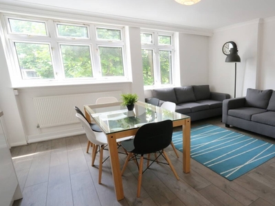 Ample room with desk in 6-bedroom flat, Tower Hamlets