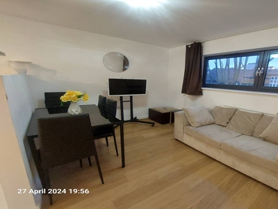 Double bedroom with ensuite shower in 4 bedroom apartment, London
