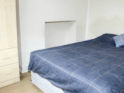 Spacious room with built-in wardrobe in 3-bedroom flat, Pimlico