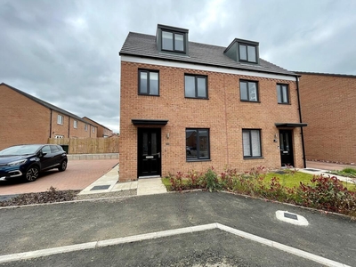 3 bedroom town house for sale in Red Kite Drive, Woolsington, Newcastle upon Tyne, NE13