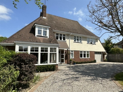 6 bedroom detached house for sale in Ridgeway, Hutton Mount, Brentwood, CM13