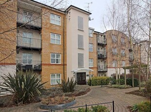 2 bedroom flat for rent in Russell Road, Basingstoke, Hampshire, RG21