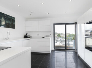 2 bedroom penthouse for rent in Bath Street, Cheltenham, GL50 1YA, GL50