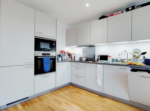 3 bedroom apartment for rent in Wellington Street, London, SE18