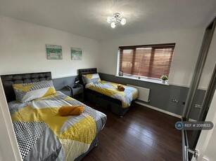 3 bedroom end of terrace house for rent in High Street, Greenhithe, DA9