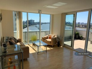 3 bedroom penthouse for rent in Cumberland House, London, SE28