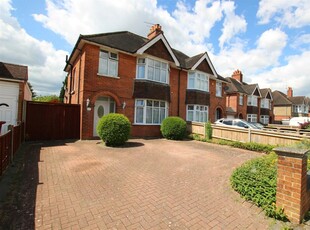 3 bedroom semi-detached house for rent in Kenilworth Avenue, Reading, RG30