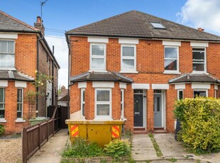 3 bedroom terraced house for rent in Caxton Gardens, Guildford, GU2