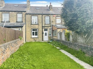 3 bedroom terraced house for rent in Thornhill Avenue, Lindley, Huddersfield, HD3