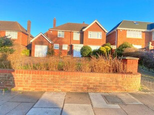 4 bedroom detached house for rent in Old Bedford Road, Luton, LU2