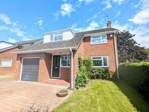 4 bedroom detached house for sale in Kingsmill Road, Basingstoke, RG21