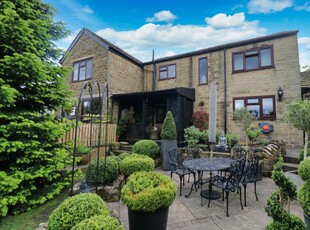 4 bedroom end of terrace house for sale in Low Moor Side, New Farnley, Leeds, West Yorkshire, LS12