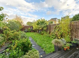 4 Bedroom Semi-detached House For Rent In East Dulwich, London