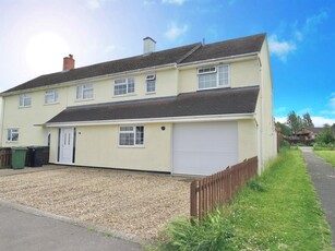 4 bedroom semi-detached house for sale in Upton Crescent, Oakridge, Basingstoke, RG21