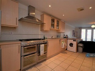 4 Bedroom Terraced House To Rent