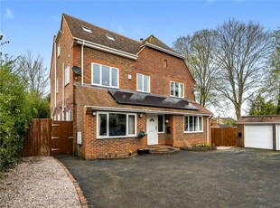 5 bedroom detached house for rent in The Harrow Way, Basingstoke, Hampshire, RG22