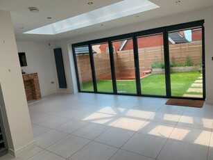 5 Bedroom Detached House To Rent