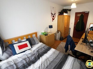 5 bedroom semi-detached house for rent in Park Road, Nottingham, Nottinghamshire, NG7
