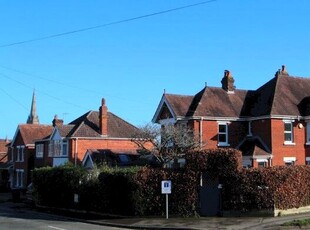 5 Bedroom Semi-detached House To Rent