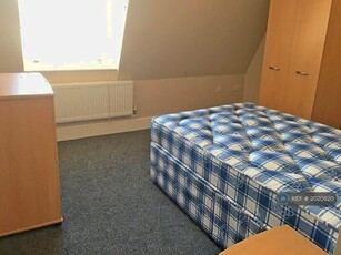 6 Bedroom Flat To Rent