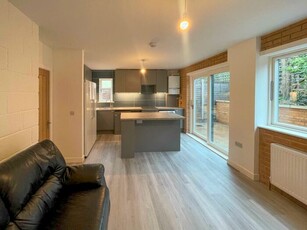 6 Bedroom Semi-Detached House To Rent