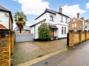 Detached House for sale with 3 bedrooms, Downs Road, Sutton | Fine & Country