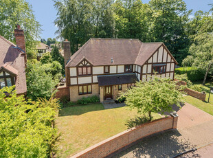 Detached House for sale with 5 bedrooms, Harendon, Tadworth | Fine & Country