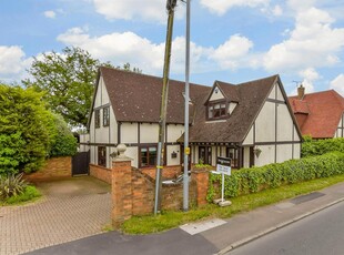 Detached House for sale with 5 bedrooms, High Road, North Weald | Fine & Country