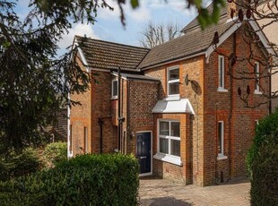Detached house to rent in Grovehill Road, Redhill RH1