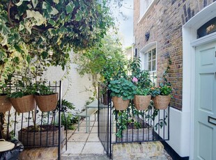 End of Terrace House for sale with 2 bedrooms, Nelson Place, Islington N1 | Fine & Country