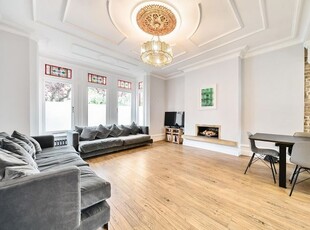 End terrace house for sale in Baronsmere Road, London N2