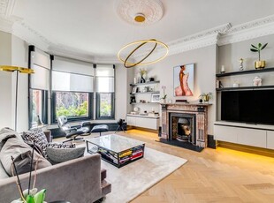 Flat for sale in Netherhall Gardens, Hampstead, London NW3
